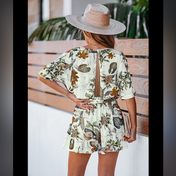 Cupshe tropical shorts romper size medium with open back! - Picture 1 of 5
